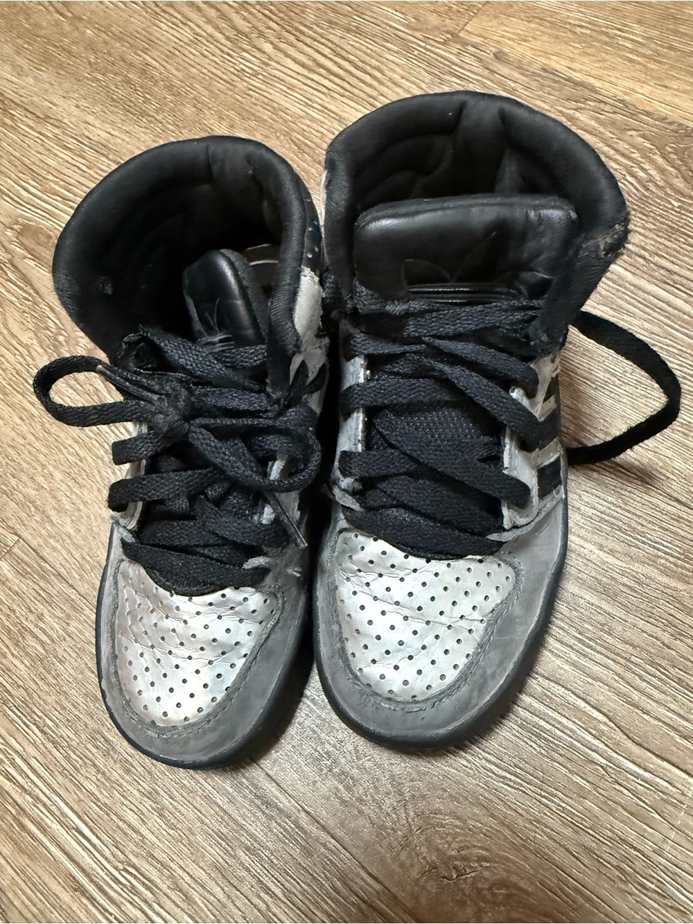 Adidas boy shoes size 9.5 EUC